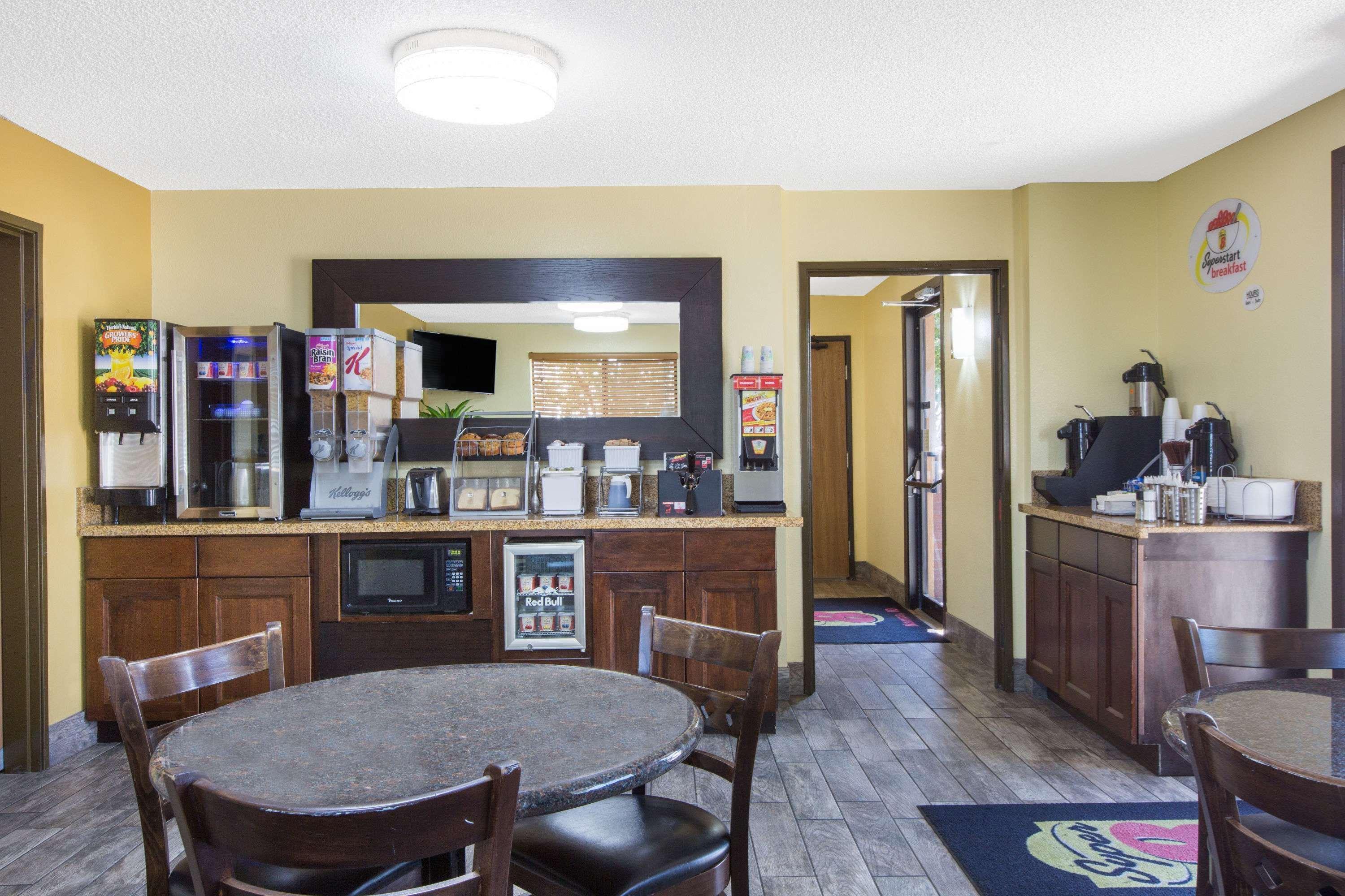 Super 8 By Wyndham Hotel